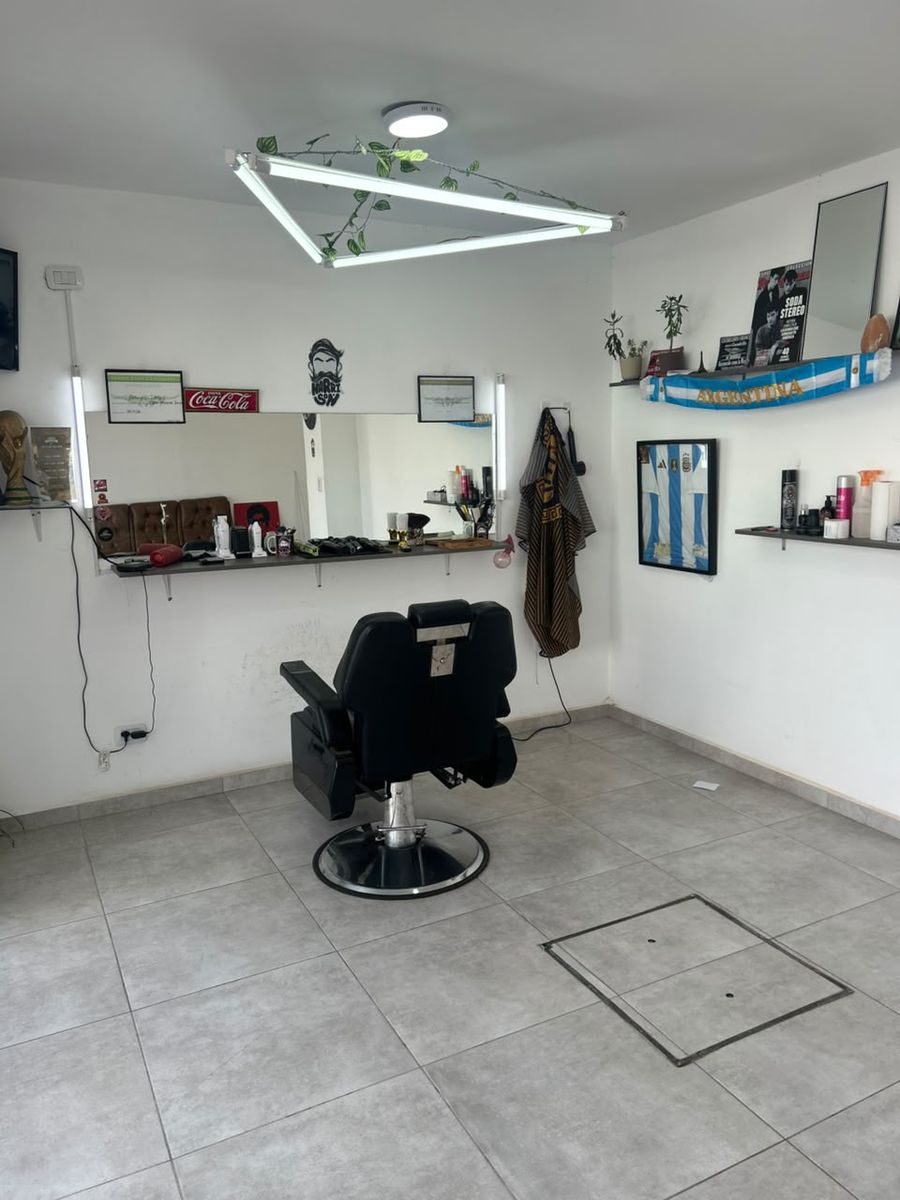 Adentro del local, Harrison